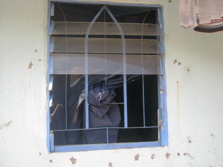 Cửa sổ phòng trọ cũng bị vỡ tung, chủ phòng trọ bảo "Có khung sắt rồi, an toàn".